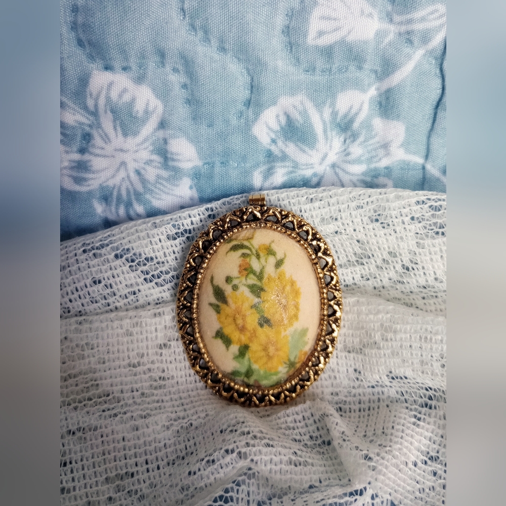Vintage Eggshell Yellow Floral Gold Tone Pendant/Brooch - Picture 1 of 5